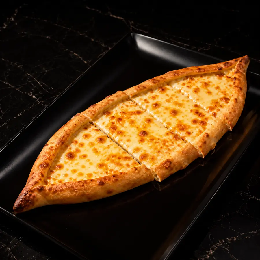 Pide mit goldbraun überbackenem Käse