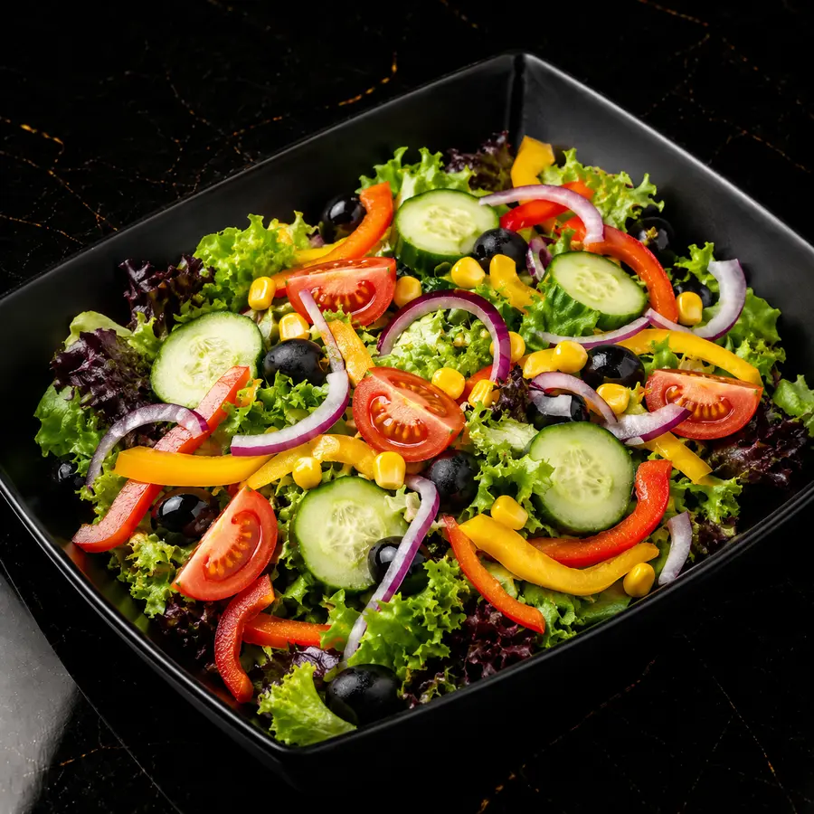 Gemischter Salat mit Tomaten, Zwiebeln, Gurken, Paprika, Mais und Oliven