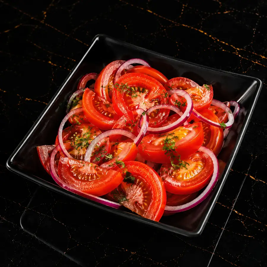 Tomatensalat mit frischen Tomaten und Zwiebeln