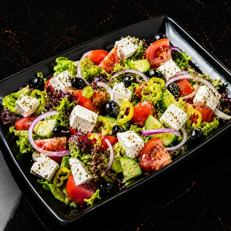 Griechischer Bauernsalat mit Peperoni, Schafskäse und Oliven