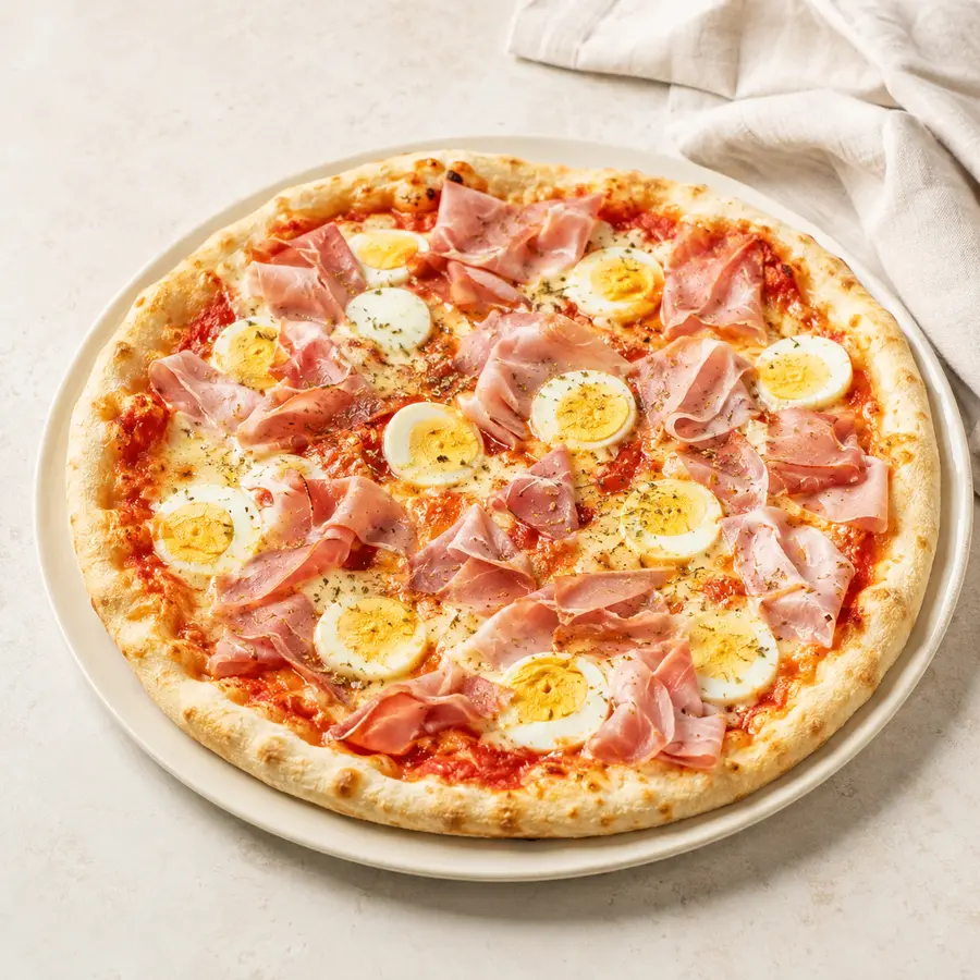 Pizza Napoli mit Vorderschinken und Ei