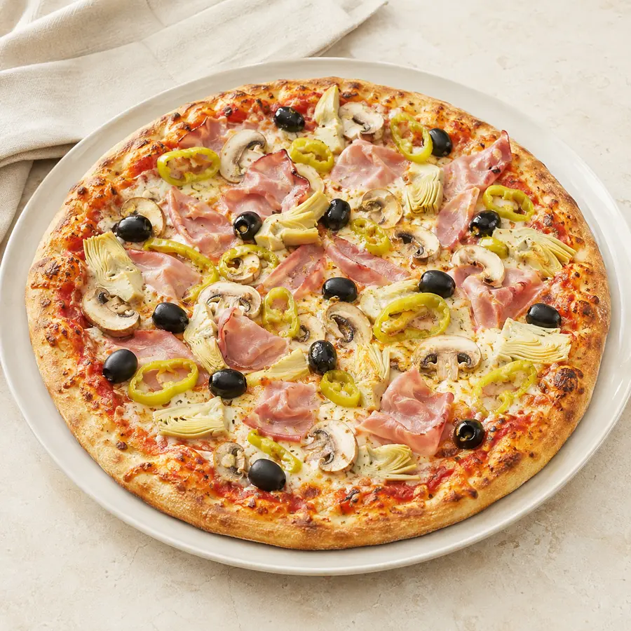 Pizza Capricciosa mit Vorderschinken, Champignons, Artischocken, Peperoni und Oliven