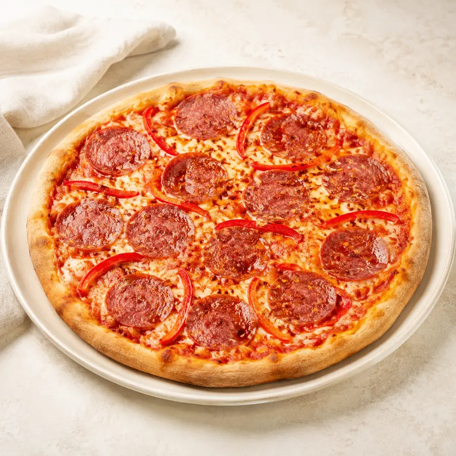 Scharfe Pizza Pikante mit Salami und Paprika