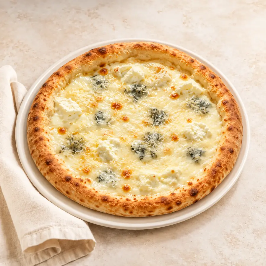 Pizza Quattro Formaggi mit Mozzarella, Gorgonzola, Schafskäse und Käse